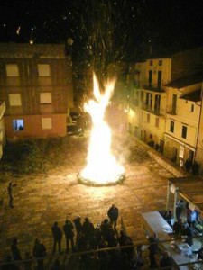 Immaigne del Falo drealizzato nella piazza di Itri per San Giuseppe